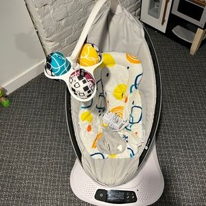 4moms mamaroo 4 Baby Swing, Bluetooth Baby Rocker with 5 Unique Motions, Grey